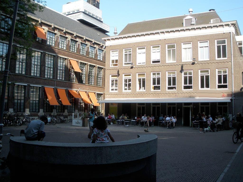 We zoeken de naam van een Vlaams Cultuurcentrum in Amsterdam. Het is gelegen aan een pleintje midden in het theaterdistrict aan de Nes, biedt voorstellingen op het gebied van toneel, dans, muziek, film en andere kunstvormen. Het cultureel centrum heeft een café-restaurant, met een terras op het pleintje, waar voornamelijk Vlaamse gerechten geserveerd worden. Het werd geopend door de Vlaamse overheid in 1981 met het doel de Vlaamse culturele identiteit te profileren in Nederland, Vlaams-Nederlandse culturele uitwisseling te bevorderen en Vlaamse artiesten een podium in Nederland te bieden. Tot 2002 was het een deel van de Vlaamse overheid.