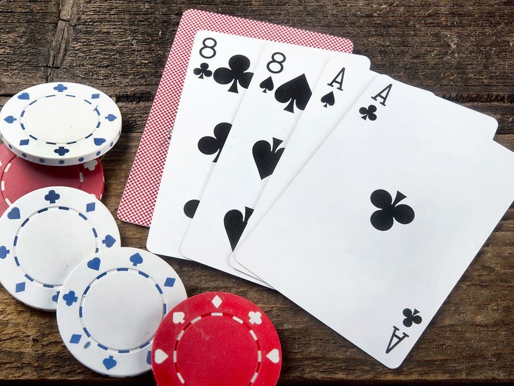 Hoe heet de pokerhand waarbij je twee zwarte azen en twee zwarte achten gedeeld krijgt? Tot op vandaag krijgt deze combinatie nog steeds dezelfde Engelstalige benaming. De term verwijst naar Wild Bill Hickok, die deze kaartcombinatie in handen had in Deadwood in 1876, toen hij in de rug werd geschoten.