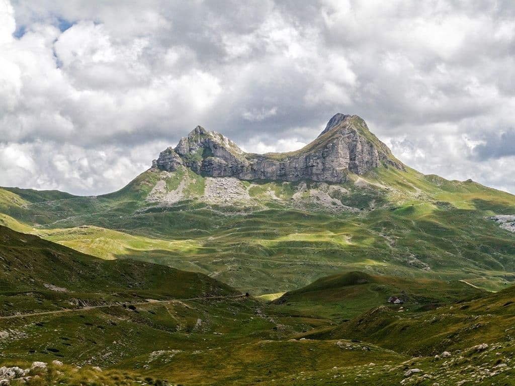 Dit gebergte is het stuk van de Alpen gelegen langs de Adriatische kust. Het gebergte strekt zich uit van Kroatië tot aan Albanië. Wat is de naam van dit stuk van de Alpen?