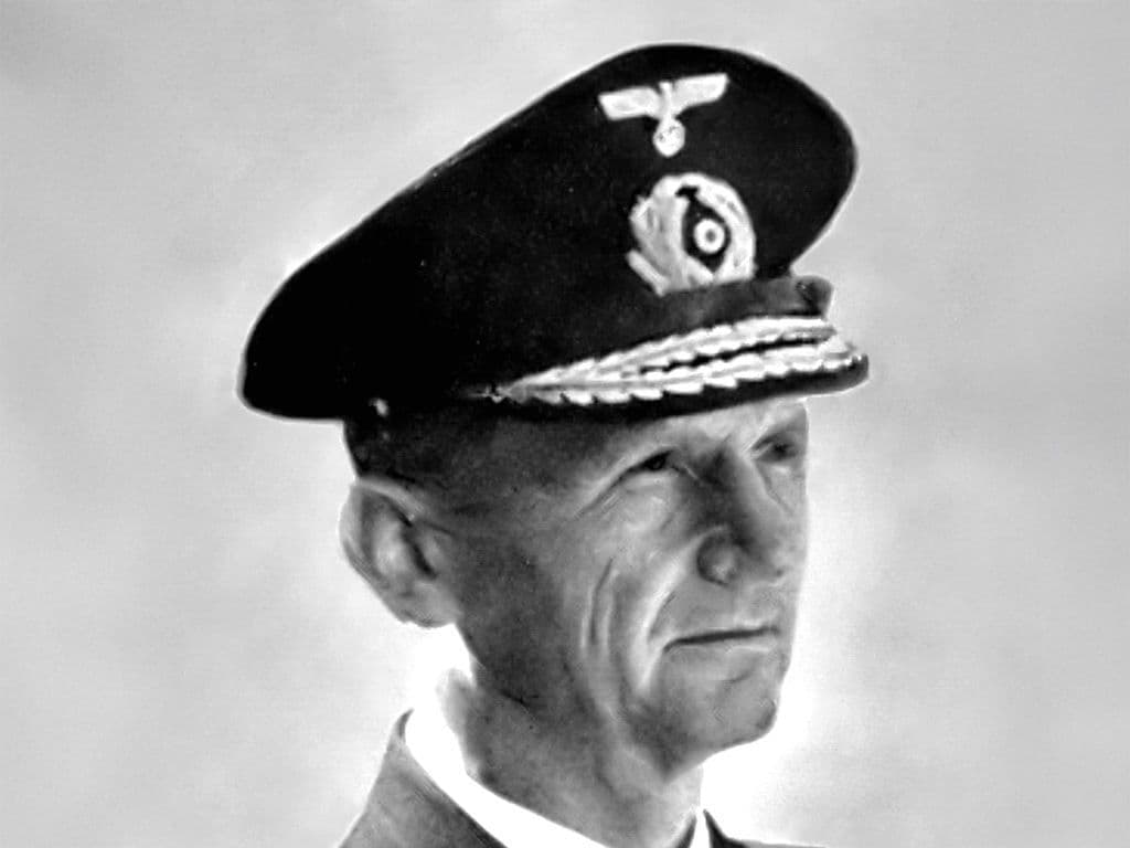 De man die op de foto ziet, werd geboren in Berlijn in 1891. Hij werd onder Hitler bevelhebber van de Duitse U-boten, en kreeg in 1943 de leiding over de ganse Duitse marine. Na de zelfmoord van Hitler in april 1945, werd hij diens plaatsvervanger en tekende op 9 mei de onvoorwaardelijke overgave van het Duitse Rijk. Wat is de naam van deze man?