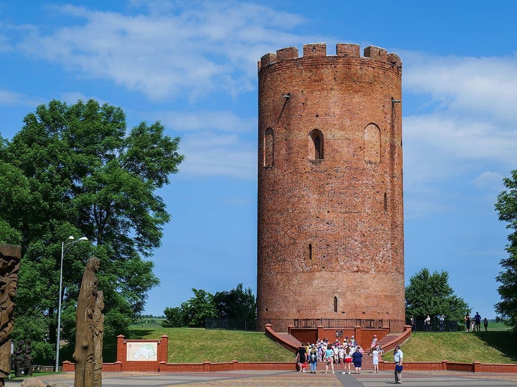 We zoeken de naam van een Middeleeuwse versterkte woontoren. Het was aanvankelijk een zelfstandig bouwwerk. In veel gevallen werden rond de toren in de loop der tijd andere gebouwen opgetrokken. Zo ontwikkelde zich het kasteel, waarbij de toren diende als laatste toevluchtsoord.
Wat is de, uit het Gallo-Romaans afkomstige benaming die men aan dergelijke woontoren geeft?