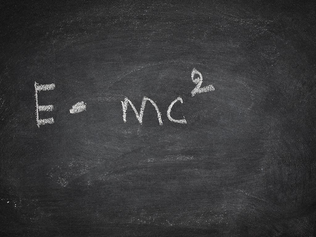 E = mc² moet zowat de bekendste vergelijking in de geschiedenis zijn, al doen we daarmee Pythagoras misschien tekort. Ze komt uit de speciale relativiteitstheorie die in 1905 door Albert Einstein is gepubliceerd. Wees gerust, we vragen jullie niet deze theorie uit te leggen. We zijn al tevreden als je ons weet te vertellen waarvoor de letter ‘C’ in deze vergelijking staat.