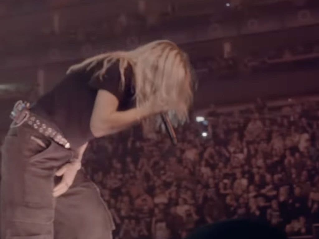 Welke zangeres heeft recentelijk de rol van leadzanger op zich genomen bij de bekende rockband Linkin Park? Deze artiest is al langer actief in de muziekwereld en heeft naam gemaakt als frontvrouw van de band Dead Sara. Weet jij wie deze nieuwe kracht achter de microfoon bij Linkin Park is?