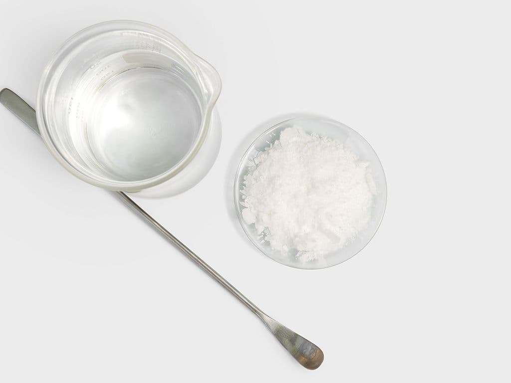 Deze stof helpt bij het mengen van twee stoffen die normaal gesproken niet of moeilijk
mengbaar zijn. We vinden deze stof bijvoorbeeld terug in cosmetica en voeding. Lecithine,
bijvoorbeeld, wordt gebruikt bij het maken van mayonaise omdat het zorgt voor een goede
verbinding tussen vetten en azijn. Naam graag van dergelijke stof.