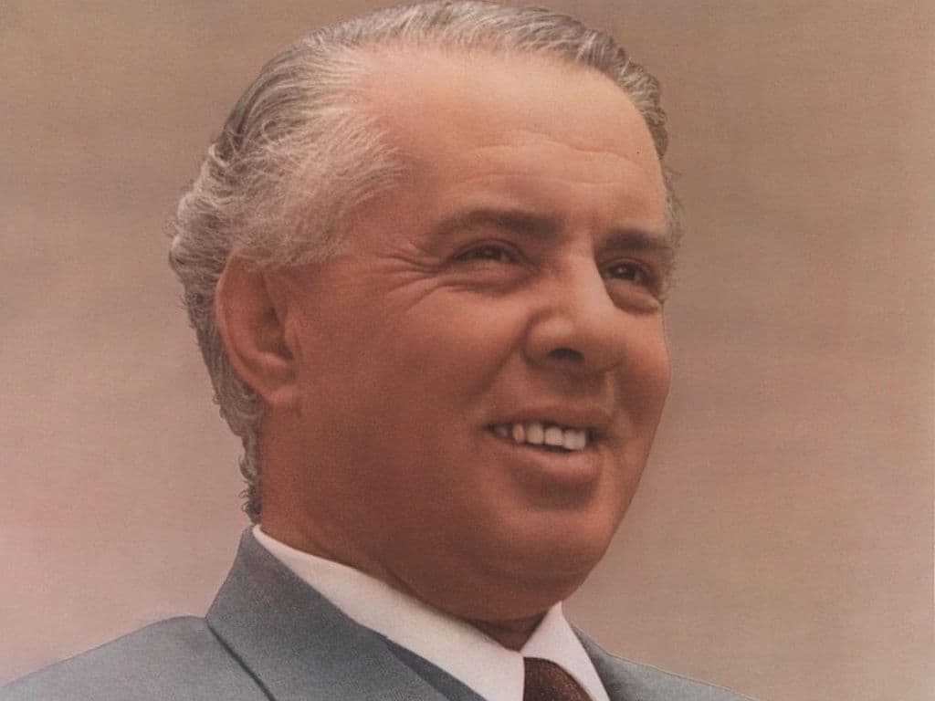 Welke dictator leidde Albanië van 1944 tot 1985 en isoleerde het
land van zowel het Westen als andere communistische landen?