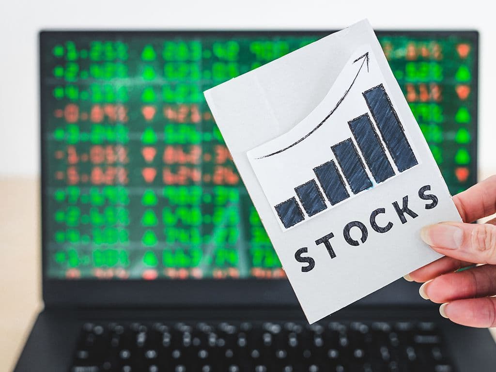Geef de naam voor een passief beheerd beleggingsfonds, dat betrekking heeft op aandelen of obligaties en op de beurs verhandeld wordt. Ook indextracker genoemd. De afkorting volstaat!