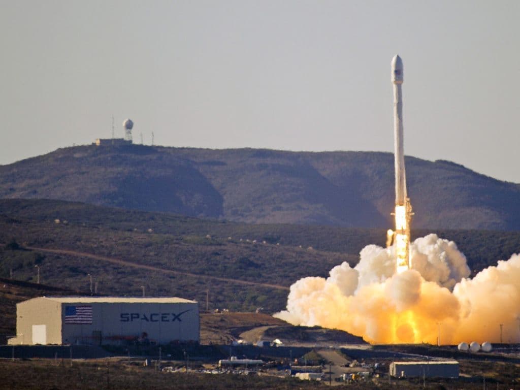 1 september 2016 is een dag om snel te vergeten voor Mark Zukerberg, de CEO van Facebook. Iets na 15u ontplofte er namelijk op een Amerikaanse ruimtebasis de Falcon 9, een onbemande raket. Diezelfde raket zou 2 dagen later de Amos 6 satelliet moeten lanceren. De Amos 6 satelliet moest dienen voor een internetproject van Facebook in Afrika. Op welke Amerikaanse ruimtebasis had deze ontploffing plaats?