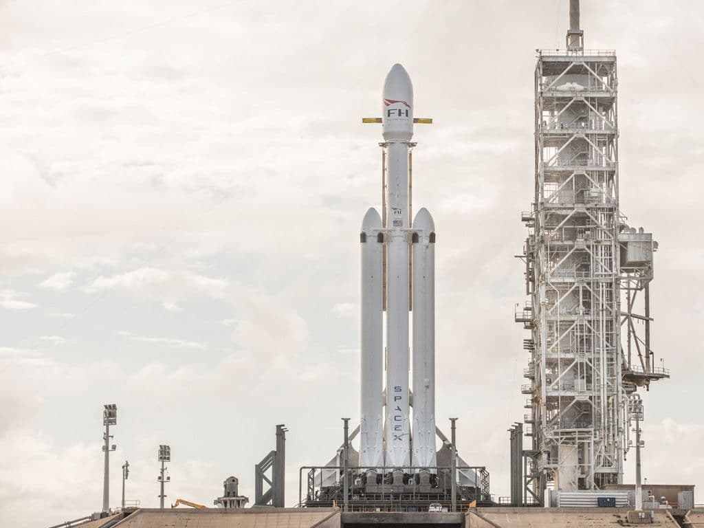 Op 6 februari 2018 maakte deze erbruikbare draagraket van SpaceX zijn eerste ingebruiknamevlucht. Het is de krachtigste nu beschikbare raket van de wereld, en de krachtigste commerciële raket ooit. Wat is de naam van deze racket die een Tesla in de ruimte vloog?