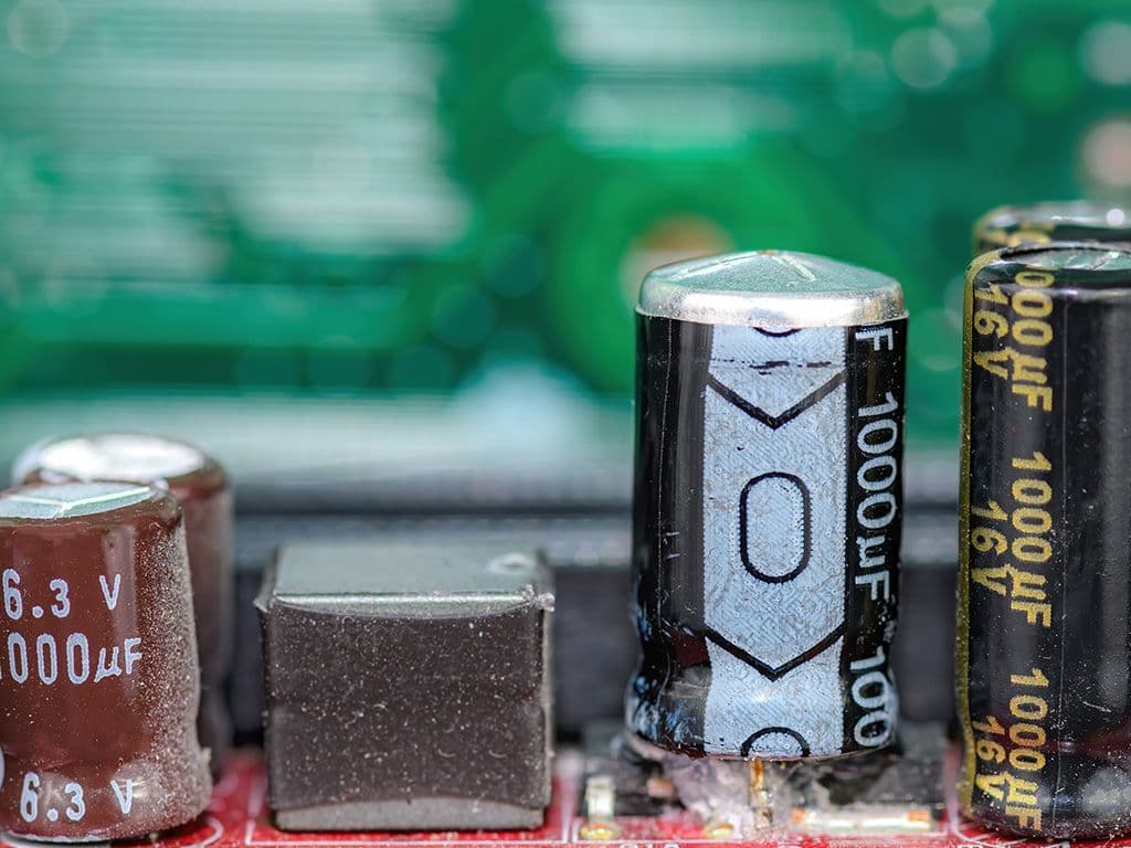 We zoeken de eenheid van elektrische capaciteit. Omdat de eenheid relatief groot is, worden in de praktijk veel vaker condensoren gebruikt waarvan de capaciteit in pico-, nano- of micro- wordt uitgedrukt. Het geeft aan hoeveel lading bij een bepaalde spanning in een condensator aanwezig is.