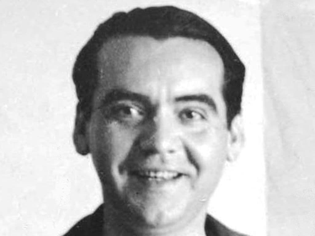 Deze man was openlijk homoseksueel, ging modern gekleed en had de wereld bereisd. Geen wonder dat de Spaanse fascisten de progressieve dichter en toneelschrijver in 1936 vermoordden op zijn 38ste. Tot op vandaag is er nog steeds discussie over zijn dood. Hij wordt door velen gezien als de grootste dichter die Spanje ooit heeft voortgebracht. Zijn naam graag.