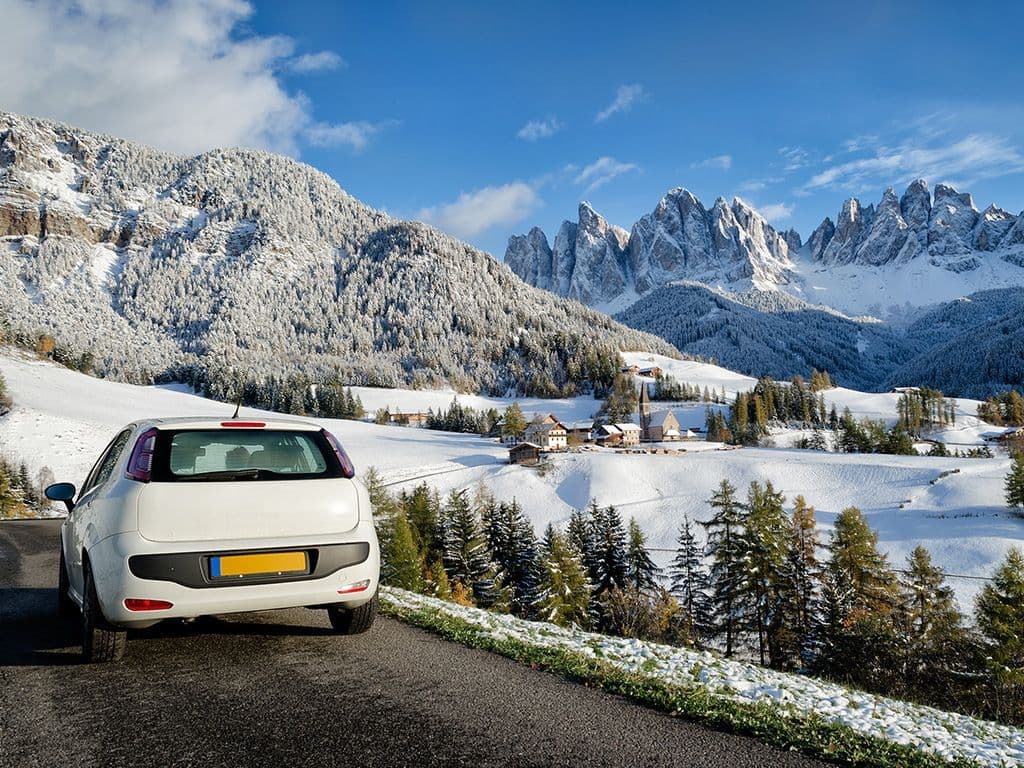 We zoeken de naam van een compacte wagen van een Italiaans merk. Hij kwam in productie vanaf 1993, werd kort nadien auto van het jaar, was in 1997 de best verkochte wagen in Europa. Hij bleef in productie tot 2018, soms onder lichtjes andere benamingen. Een opvallend element in het originele ontwerp waren de boven elkaar geplaatste achterlichten, naderhand namen concurrenten dit over in hun kleine modellen.