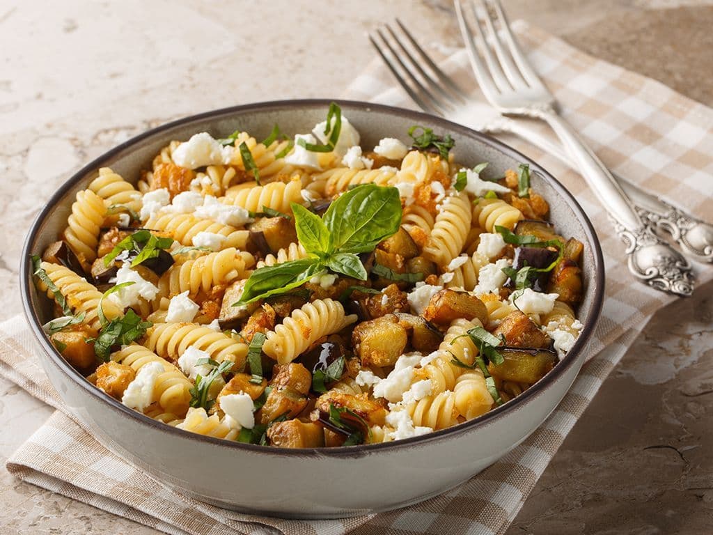 Welke Italiaanse pastasoort herken je aan zijn gedraaide spiraalvorm, die ervoor zorgt dat zowel lichte als zware sauzen zich goed aan de pasta hechten? Deze pastavorm wordt vaak gebruikt in pastagerechten met pesto, tomatensaus of in pastasalades.