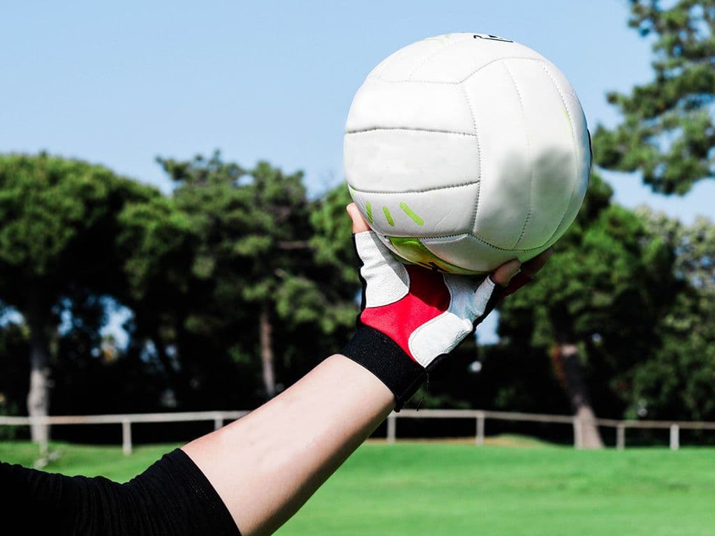 Voor deze vraag zoeken we een teamsport en balspel met kenmerken van zowel voetbal als van rugby. Het wordt voornamelijk in Ierland gespeeld. Op nationaal niveau worden de teams per county samengesteld. Welke populaire Ierse balsport zoeken we?