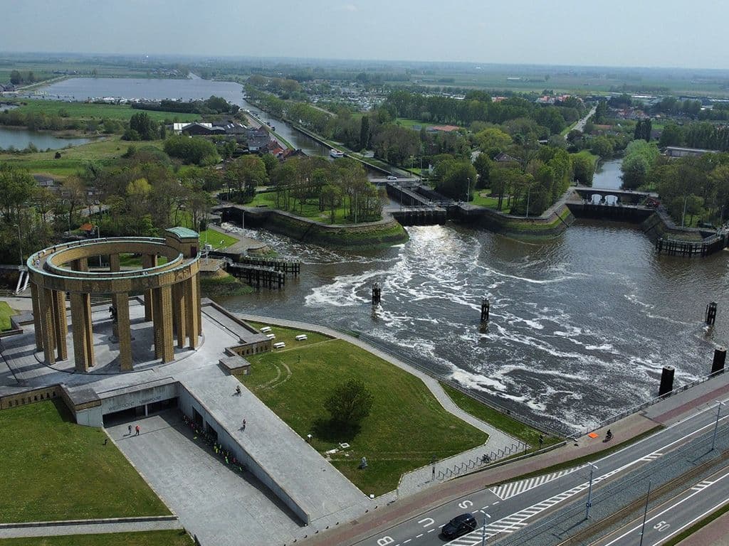 Wat is de naam van het sluizencomplex in de achterhaven van de Belgische stad Nieuwpoort? In het complex komen zes waterwegen toe die zo met de Noordzee worden verbonden. De originele kunstwerken, daterend van de tweede helft van de negentiende eeuw, werden in de Eerste Wereldoorlog volledig vernield.