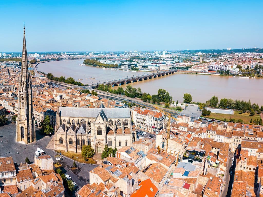 Aan welke rivier ligt de Franse wijnstad Bordeaux?