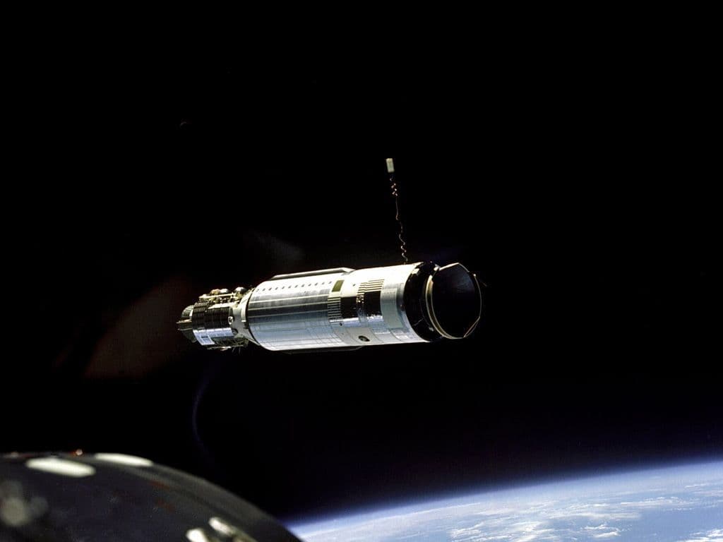 We zoeken een Amerikaans ruimtevaartprogramma, waarin tussen 1964 en 1966 in totaal twee onbemande en tien bemande ruimtevluchten werden uitgevoerd. De capsule bood plaats aan twee astronauten die oefenden met ruimtekoppelingen, ruimtewandelingen en andere manoeuvres die dienden ter voorbereiding van het Apollo-programma.