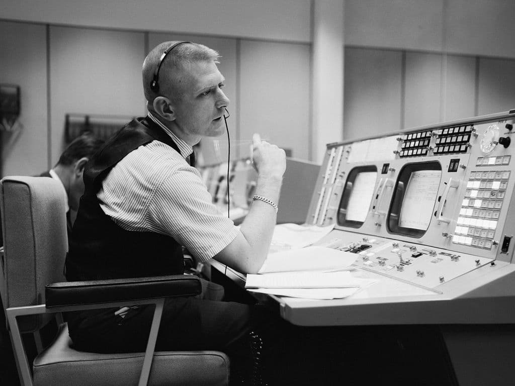 Hij is een gepensioneerd Amerikaans vluchtdirecteur van de Nasa die bekend geworden is door voor het redden van de bemanning van de Apollo 13 maar hij was ook vluchtleider op 21 juli 1969 bij de Apollo 11. Ook zijn witte missie vesten waren zijn handelsmerk. Wie was deze held?