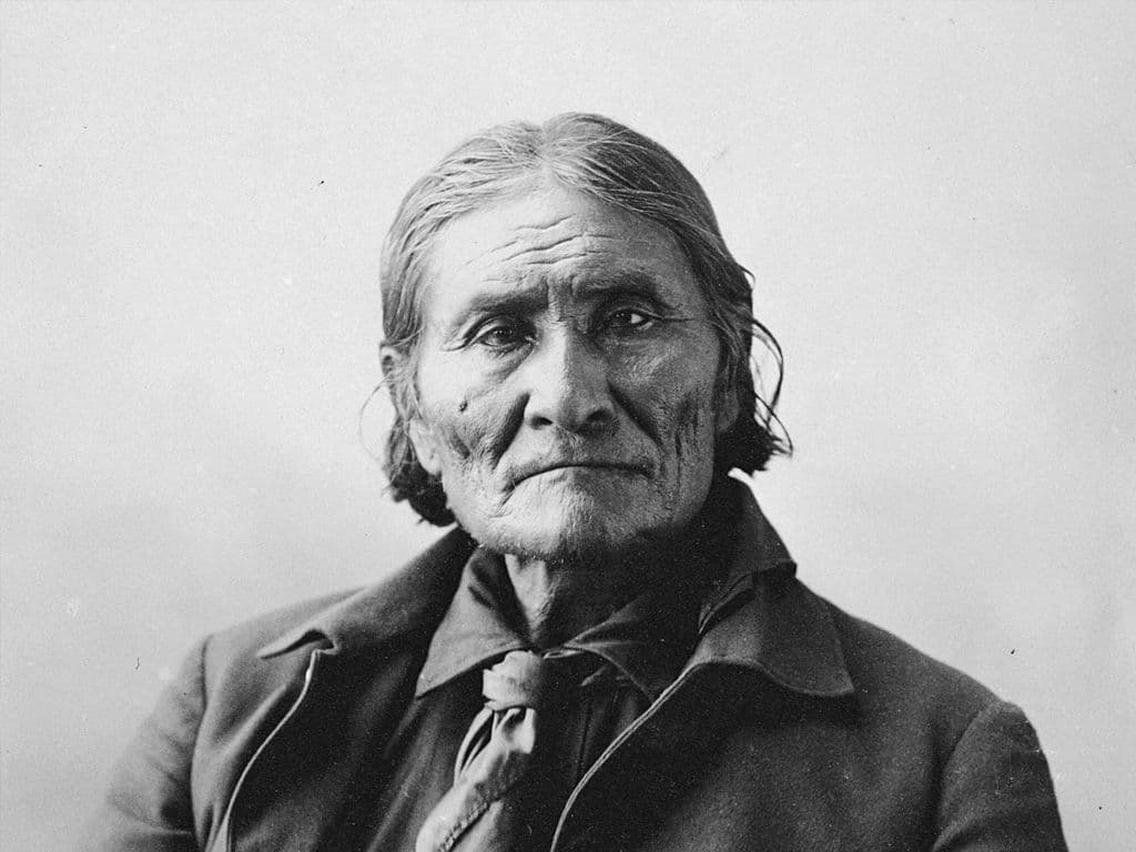 Voor deze vraag zoeken we een Noord-Amerikaanse indianenleider, behorende tot de stam van de Apaches, meer bepaald de Chiricahua-Apaches. Hij ontsnapte diverse keren uit het reservaat van San Carlos, dat door de Amerikaanse regering aan de Chiricahua-Apaches was toegewezen. Welke indianenleider zoeken we?