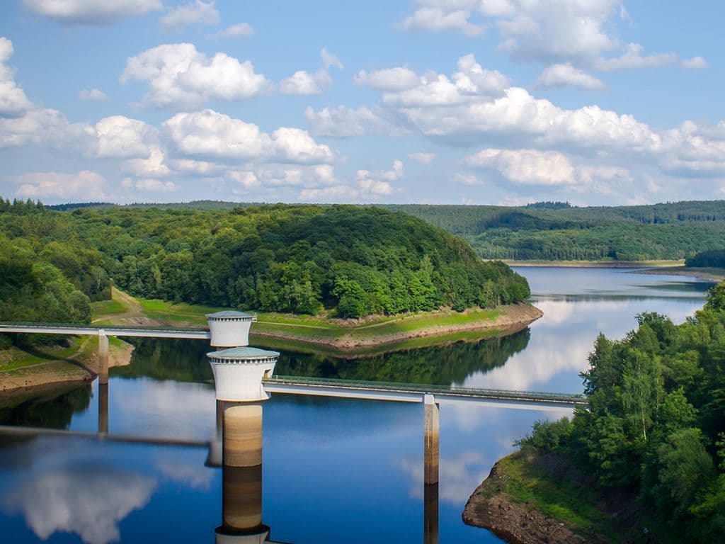 Welke Belgische zijrivier van de Vesder heeft op ongeveer 1,5 km van de monding een granieten stuwdam?