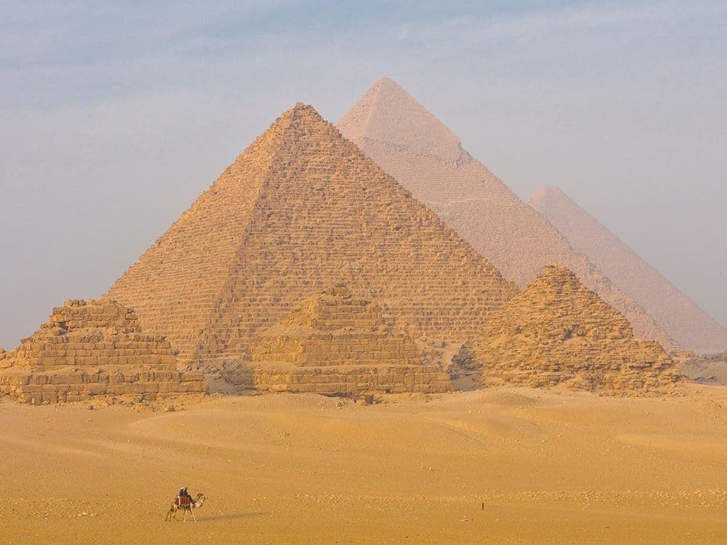 We zijn op zoek naar een voorstad van de Egyptische stad Caïro, aan de westelijke oever van de Nijl, en circa 20 km ten zuidwesten van het centrum van Caïro. De stad is het bekendst om de sfinx en de piramiden ten westen van de stad. De piramiden bestaan onder andere uit de Piramide van Cheops, de wat kleinere Piramide van Chefren, en de Piramide van Mykerinos.