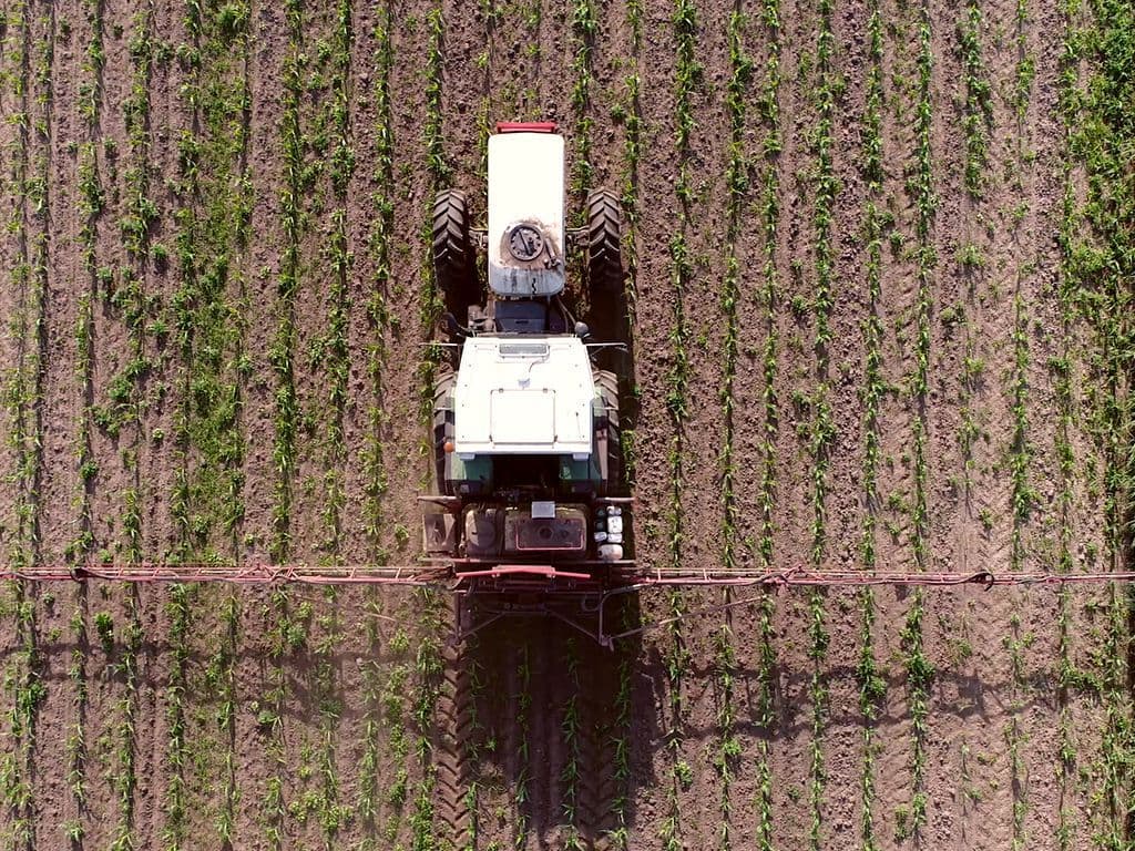 Door dit omstreden bestanddeel moest de oude RoundUp uit de rekken voor
particulieren. Het is een verdelgende stof die planten doodt tot in de wortel. Het gebruik van deze
stof is nu verboden voor particulieren omdat het mogelijk kankerverwekkend zou zijn. Over welke
stof gaat het?