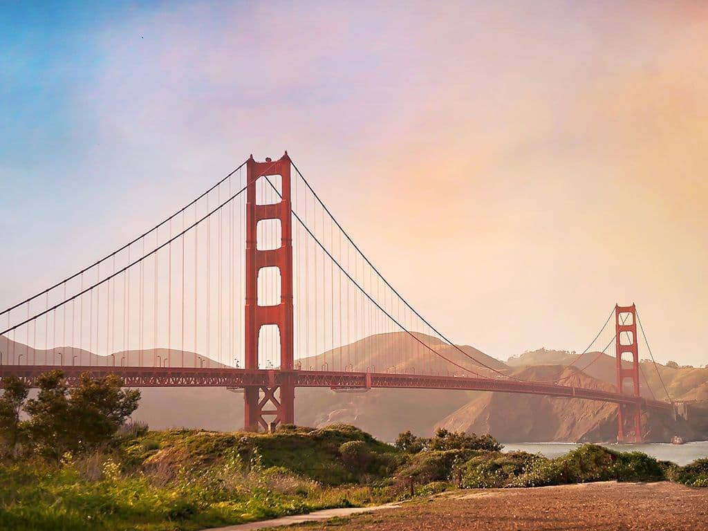 Het is een iconische, rood-oranje hangbrug in San Francisco die een beroemde zeestraat overspant en bekend staat om zijn elegante ontwerp en adembenemende uitzichten.