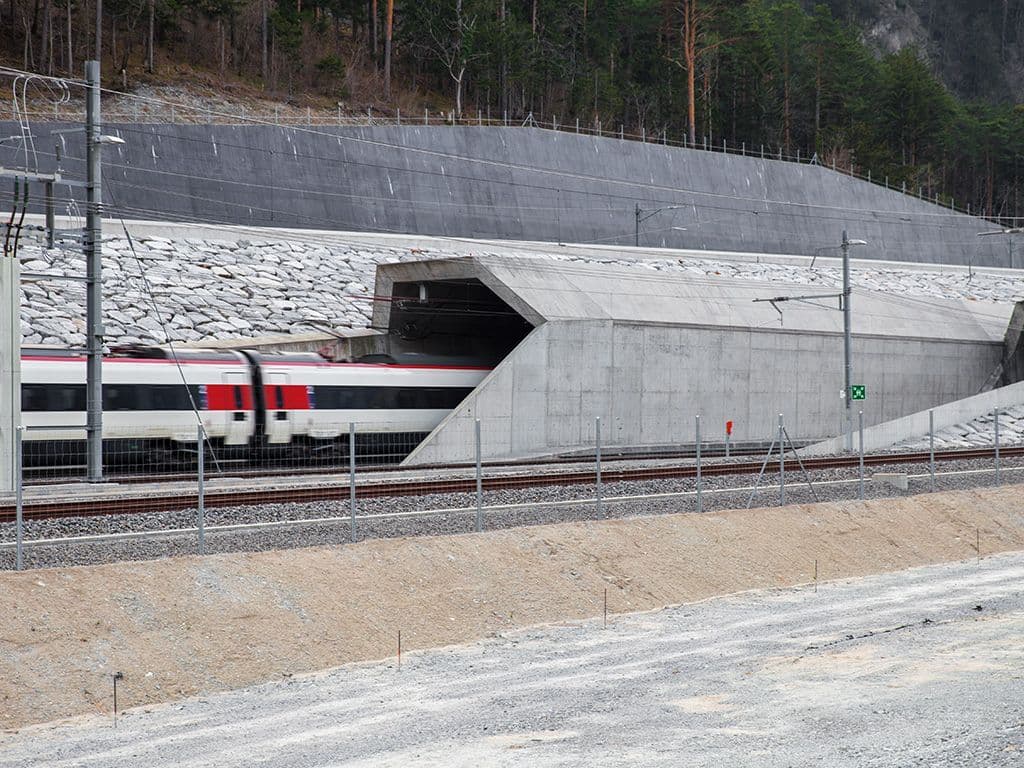Deze tunnel is een spoortunnel in Zwitserland die sinds 1999 wordt aangelegd. Bij de opening, die gepland is in 2016, zal de tunnel met 57 km de langste tunnel ter wereld zijn. Wat is de naam van deze tunnel?
