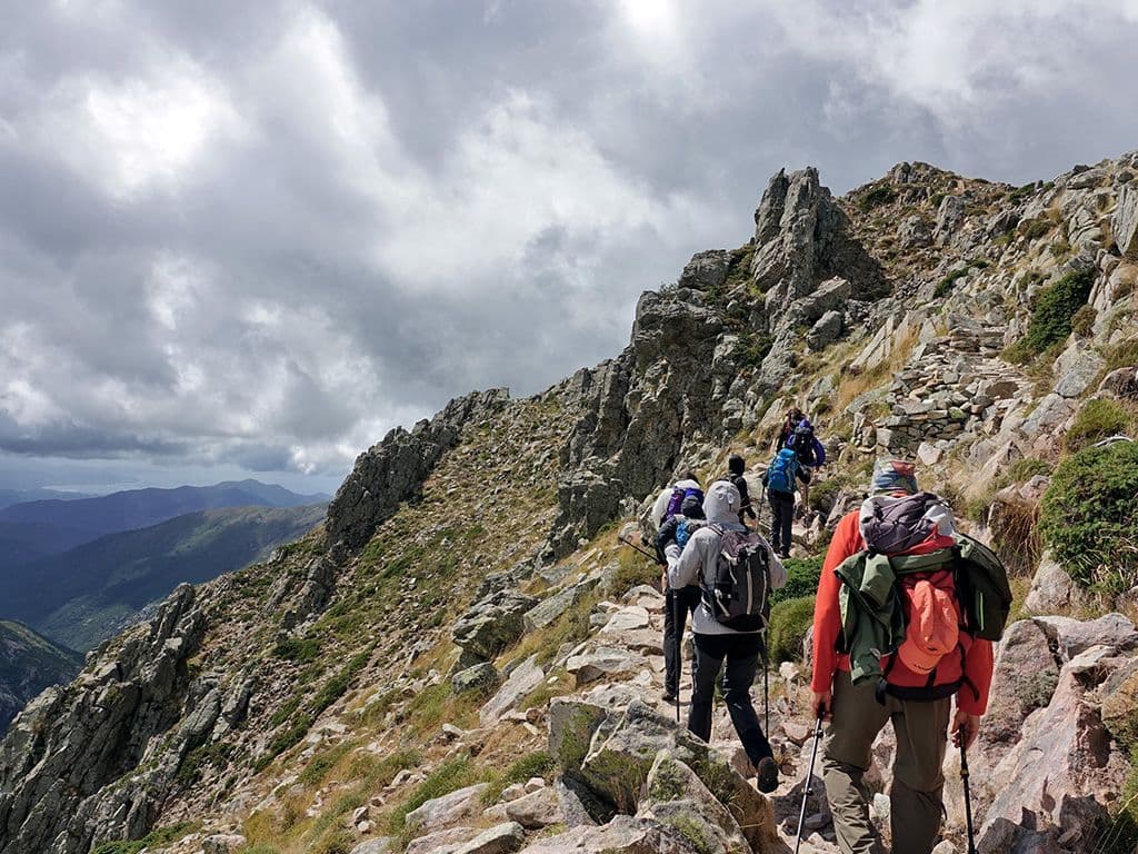 We zijn op zoek naar de naam van een zwaar wandelpad van ongeveer 200km op het Franse eiland Corsica.
Bij helder weer blijft er tijdens het wandelen continu zicht op de zee. In juli 2014 vestigde een wandelaar een record door de route in 32uur af te leggen.