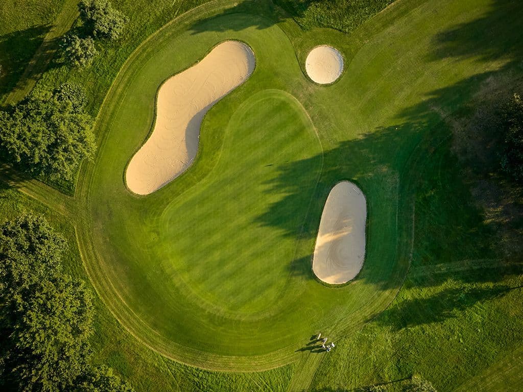 De mensen die een polo aangetrokken hebben, hebben alvast geluk want de volgende vraag gaat over
golf. Het balletje vertrekt vanop de ‘Tee’ en gaat hopelijk zo snel mogelijk in de ‘hole’. De hole is letterlijk
het gaatje in de grond waarin het balletje moet eindigen. Dit wordt meestal aangeduid met een
vlaggetje. De hole bevindt zich steeds in een zone met kort gras dat duidelijk afsteekt tegenover de rest
van het terrein. Hoe heet deze zone?