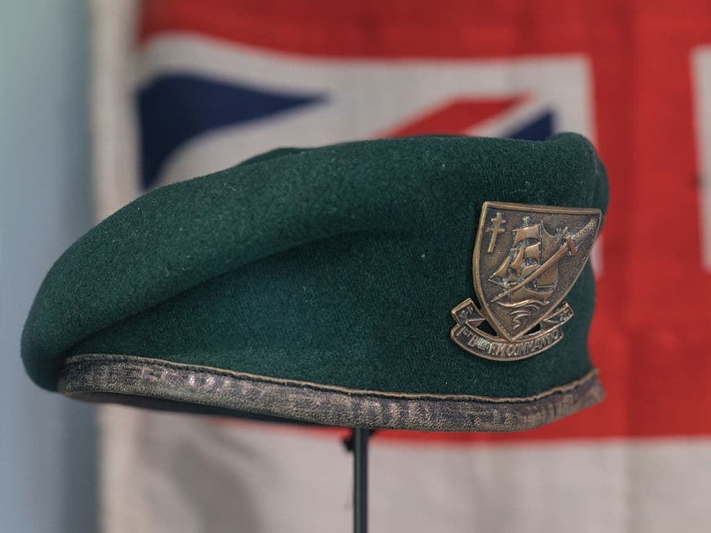 De United States Army Special Forces zijn de commando's van het Amerikaanse leger. Deze speciale eenheid werd opgericht in 1952. In 1961 gaf president John F. Kennedy hun het alleenrecht op het dragen van een bepaald kenmerk, dat hun de bekende bijnaam bezorgt. De commando's krijgen een intensieve opleiding in de taal en cultuur van de regio waarin ze gaan opereren. Hierna komen dan nog gespecialiseerde opleidingen, waaronder vrijeval-parachutist, duiker of sluipschutter. Onder welke bijnaam zijn deze Special Forces bekend?
