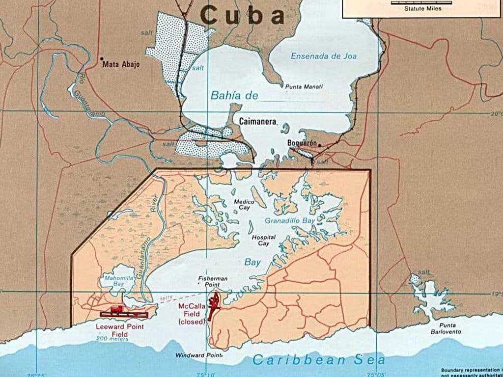 Sedert 1898 is er op het Cuba een Amerikaanse marinebasis gevestigd. Het gebied wordt door de VS gepacht van Cuba en de controle van de VS over het Cubaanse grondgebied is niet populair bij de Cubanen. Wat is de naam van dit gebied waar zich nog altijd een omstreden gevangenenkamp bevindt?