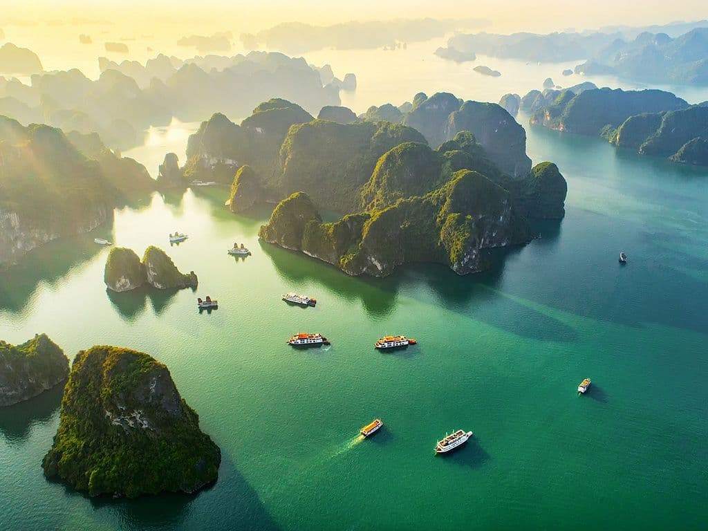 969 eilandjes, zoveel heeft men er geteld in deze baai; 980 hebben een naam. Die eilandjes zouden volgens de legende gemaakt zijn door draken om Vietnam (want daar ligt de baai) tegen vijandige legers te beschermen. De baai wordt dan ook de Baai van de Neerdalende Draak genoemd. Er is natuurlijk een wetenschappelijke verklaring, iets met erosie, kalk en zo, maar die is bijlange zo interessant niet. Hoe noemen we deze baai in de golf van Tonkin, nabij de grens met China, genoemd naar de stad in de buurt?