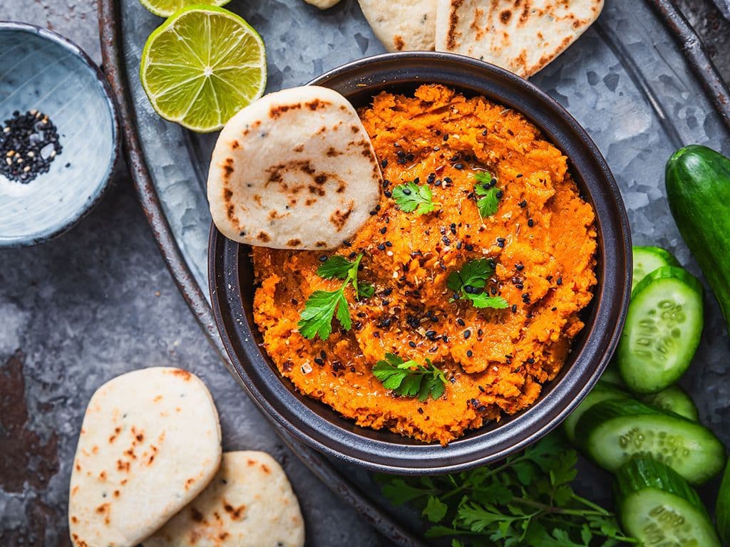 Hoe heet de pikante saus uit de Marokkaanse keuken die gebruikt wordt in soepen en stoofschotels en die als belangrijkste ingrediënten knoflook, olijfolie en Spaanse peper heeft?