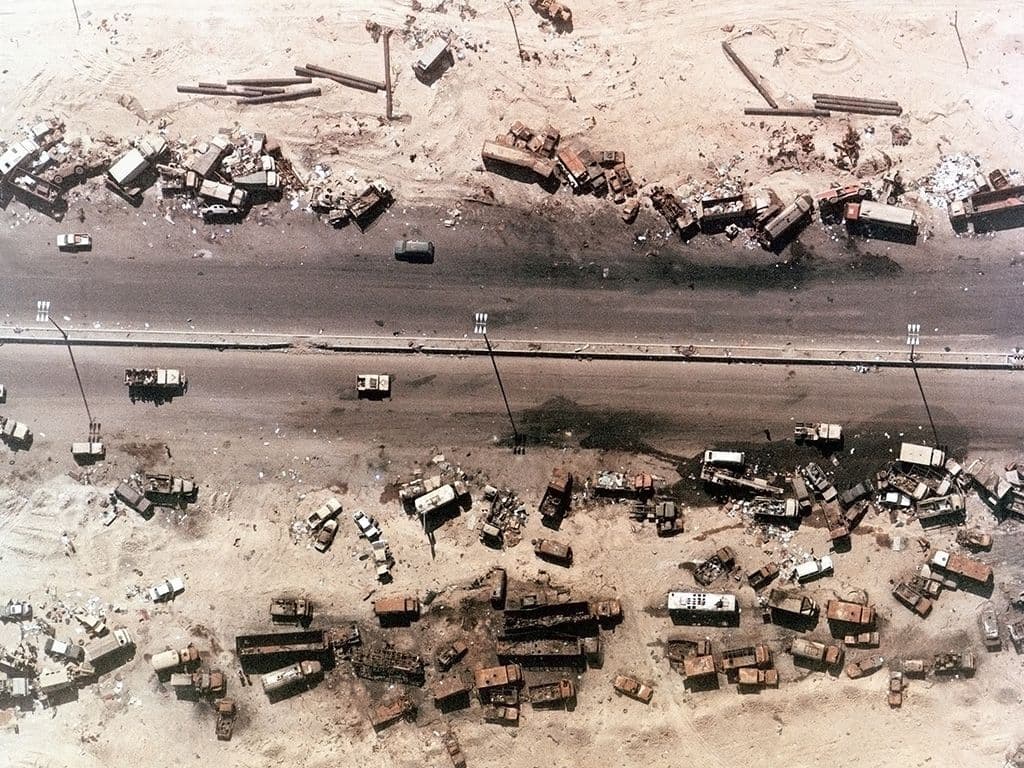 Wat is de naam die gegeven wordt aan de weg van Koeweit en Basra waar zich terugtrekkende Iraakse troepen werden aangevallen door de Amerikaanse luchtmacht en grondtroepen tijdens de Golfoorlog? De snelweg staat officieel bekend als Highway 80 en is enkele jaren later gerepareerd.