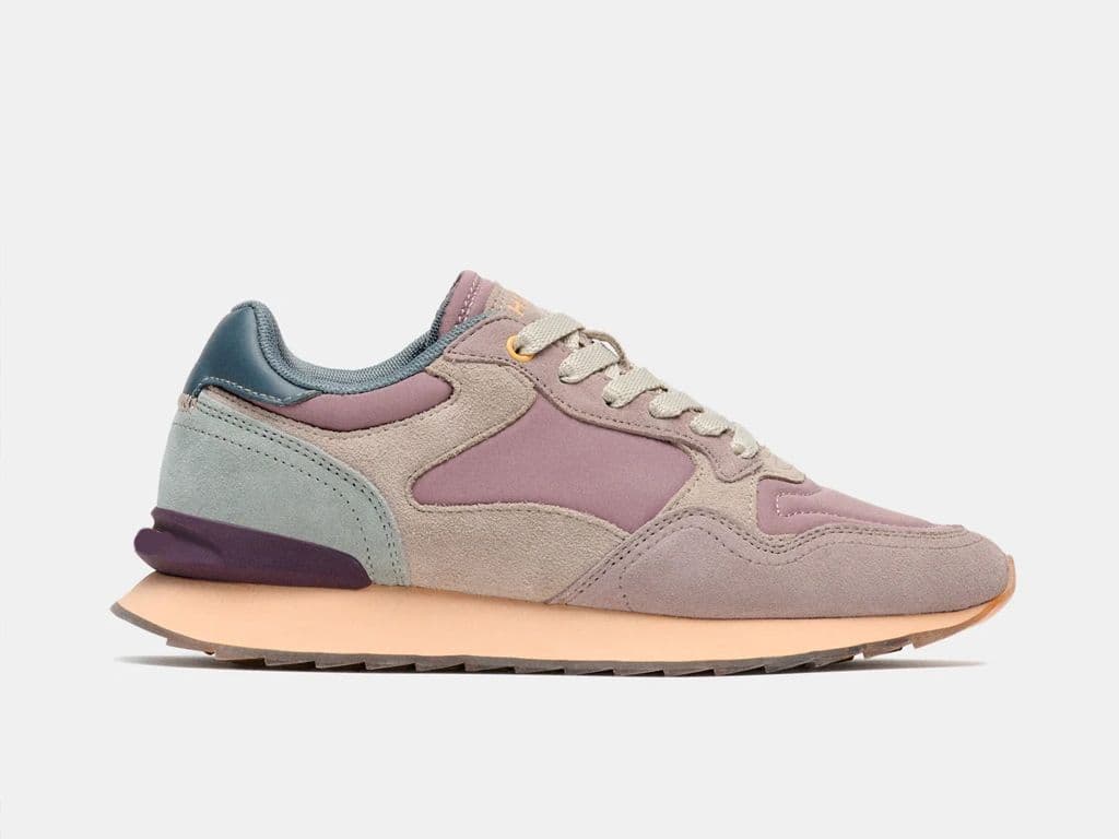 Welk schoenenmerk brengt je al reizend de wereld rond?
Dit Spaanse label, gestart in 2016, staat bekend om zijn opvallend kleurrijke sneakers. Een bijzonder detail: op de zolen vind je vaak illustraties van beroemde wereldsteden. Welk populair merk combineert mode met reislust?