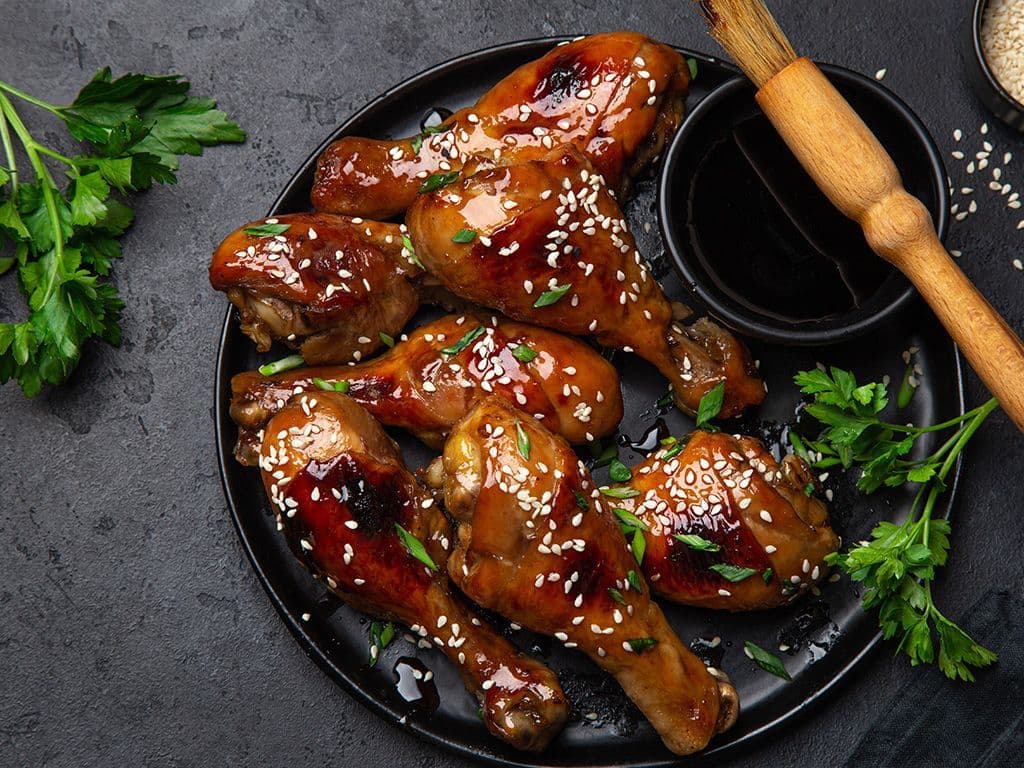 Deze zoete saus, gemaakt van sojabonen, rijstazijn, knoflook, rode pepers, suiker,
zout en water betekent "zeedieren" in het Kantonees. Toch worden er geen zeevruchten in de saus
verwerkt en wordt de saus doorgaans gebruikt om vleesgerechten op smaak te brengen. De saus
is afkomstig uit de Chinese keuken, maar wordt ook in de Vietnamese keuken gebruikt. Daar is hij
een onmisbaar bestanddeel van bepaalde varianten van pho, een noedelsoep. Welke saus zoeken
we?