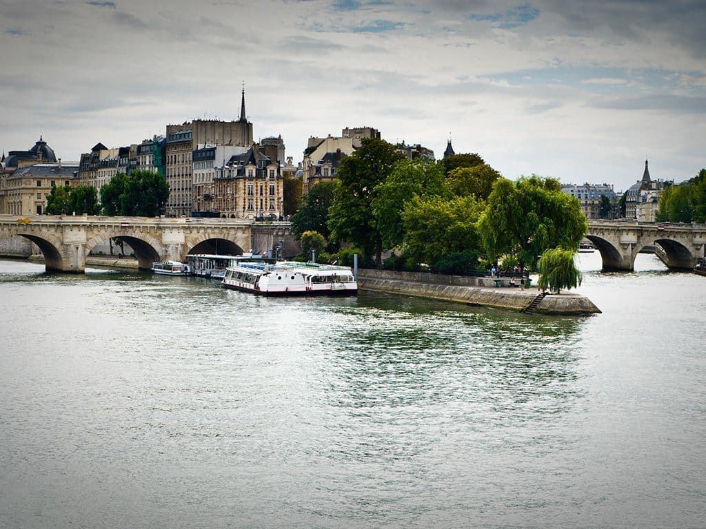 In april 2019 stond de kathedraal van de Notre-Dame in Parijs in lichterlaaie. Men is begonnen aan de bouw van deze kathedraal in de 12de eeuw, op een eiland in de Seine. Hoe is de naam van dit eiland in de Seine, waar de Notre-Dame zich bevindt?