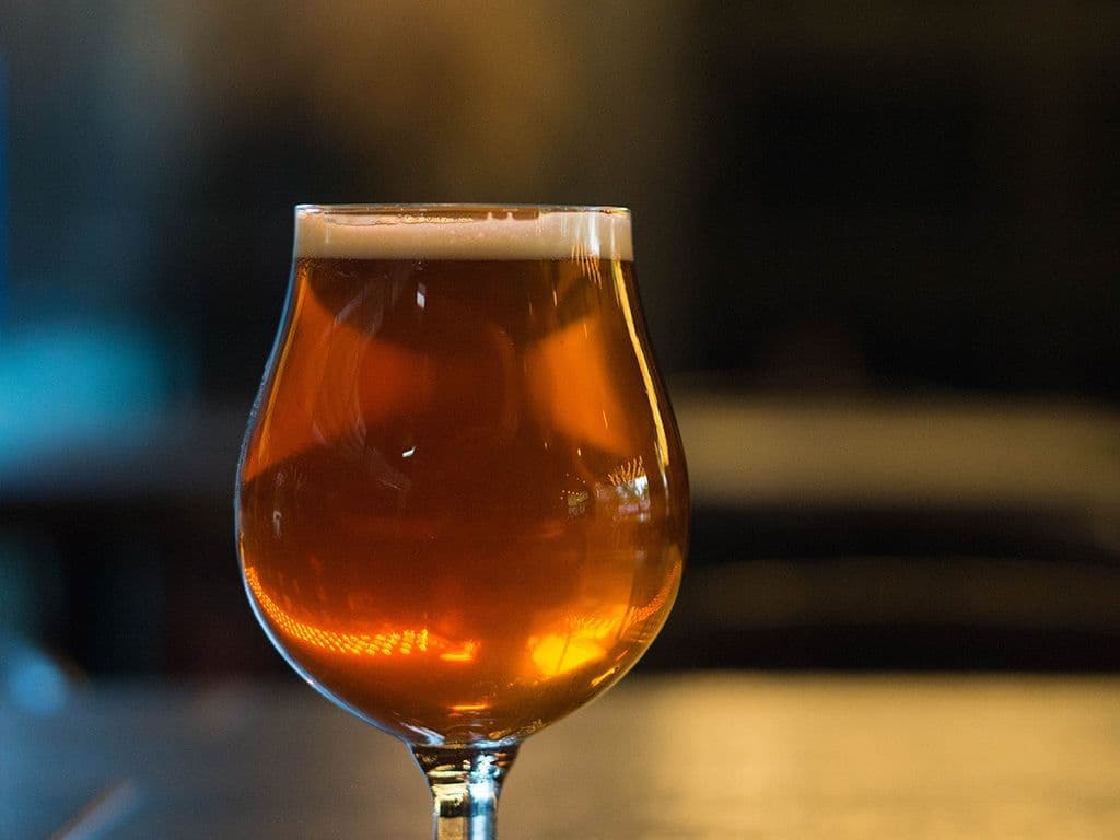 Dit type bier met uitgesproken smaak van hop werd voor het eerst gebrouwen in Engeland in de 19de eeuw, maar vinden we vandaag ook meer en meer in de Belgische winkelrekken terug. Waarvoor staat de afkorting “IPA”? We vinden deze term voor het eerst terug in een advertentie in de Sydney Gazette and New South Wales Advertiser in 1829.
