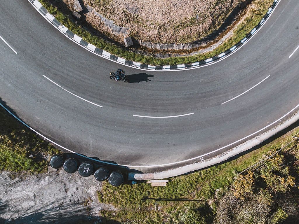 Op de straten van dit eiland in de Ierse Zee worden jaarlijks drie motorraces georganiseerd: de TT, de Grand Prix en de Southern 100. Welk eiland dat noch onderdeel is van het Verenigd Koninkrijk, nog van de Europese Unie staat vooral bekend om deze Motorraces?