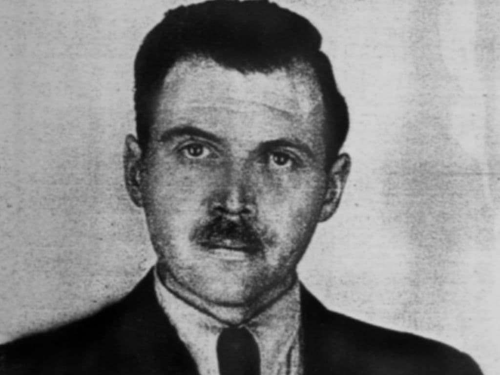 We zoeken de naam van een Duits erfbiologisch onderzoeker, legerarts en nationaalsocialist. Gedurende de twee laatste jaren van de Tweede Wereldoorlog was hij werkzaam in het vernietigingskamp Auschwitz, waar hij medische experimenten uitvoerde, vaak met dodelijke afloop, en gevangenen selecteerde voor de gaskamers. Mengele kreeg de bijnaam "engel des doods".
