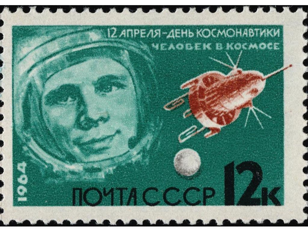 Iedereen weet dat Neil Armstrong de eerste mens was die een voet op de maan zette, maar kennen jullie ook de naam van de persoon die als eerste mens in een baan rond de aarde werd
gezonden.