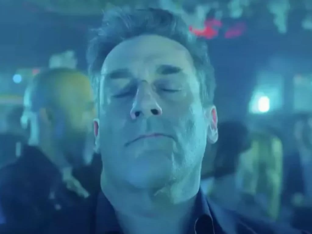 De voorbije maanden circuleerden op sociale media massaal filmpjes waarin mensen hun eigen emoties of gebeurtenissen koppelen aan een korte dansscène van een man in een nachtclub. Het fragment toont een personage dat met gesloten ogen intens van het moment geniet en werd wereldwijd gedeeld als meme. De scène wordt vertolkt door Jon Hamm, die bij het grote publiek vooral bekend werd door zijn rol als Don Draper in Mad Men. Door de viraliteit van deze scène kreeg zelfs een clubnummer uit 2010 opnieuw aandacht, vijftien jaar na de oorspronkelijke release.