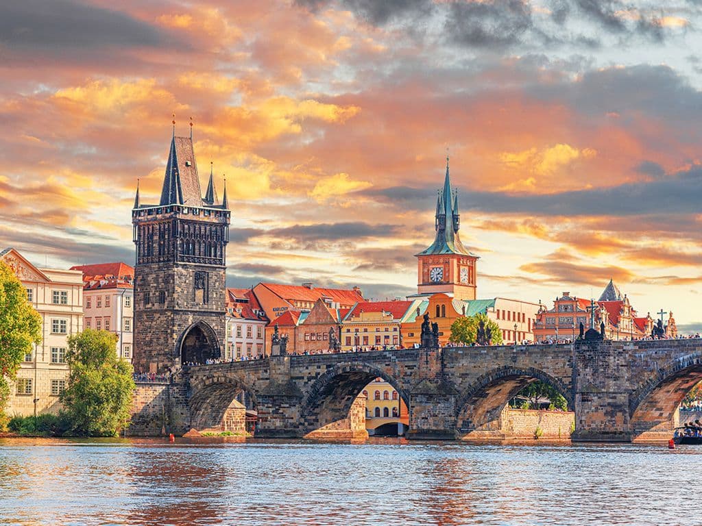 Dit is de beroemde brug over de Vltava (Moldau) in Praag. Wat is de naam van deze brug?