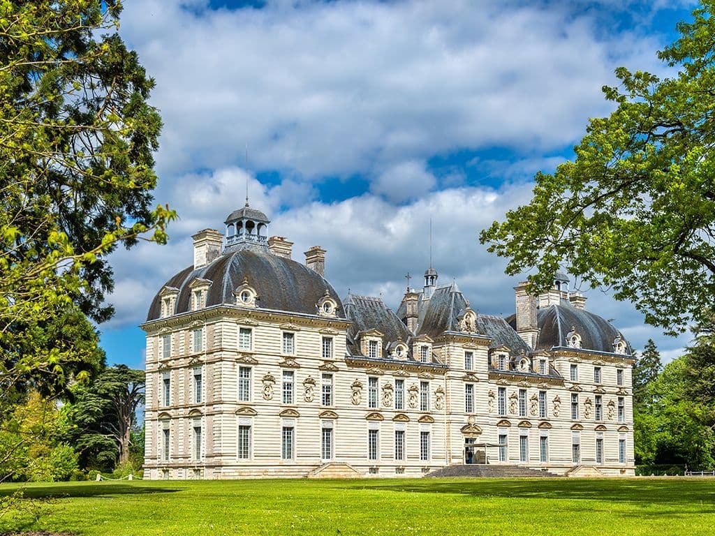 Het kasteel dat u in beeld ziet, herkent u mogelijk uit de Kuifje albums. Kapitein Haddock kocht Kasteel Molensloot ooit omdat zijn voorvaderen er nog in hadden gewoond. In de kuifje-albums wordt het kasteel gesitueerd in de buurt van Brussel. Het is echter een kopie van een heel bekend kasteel in de Loirestreek. Hetwelk?