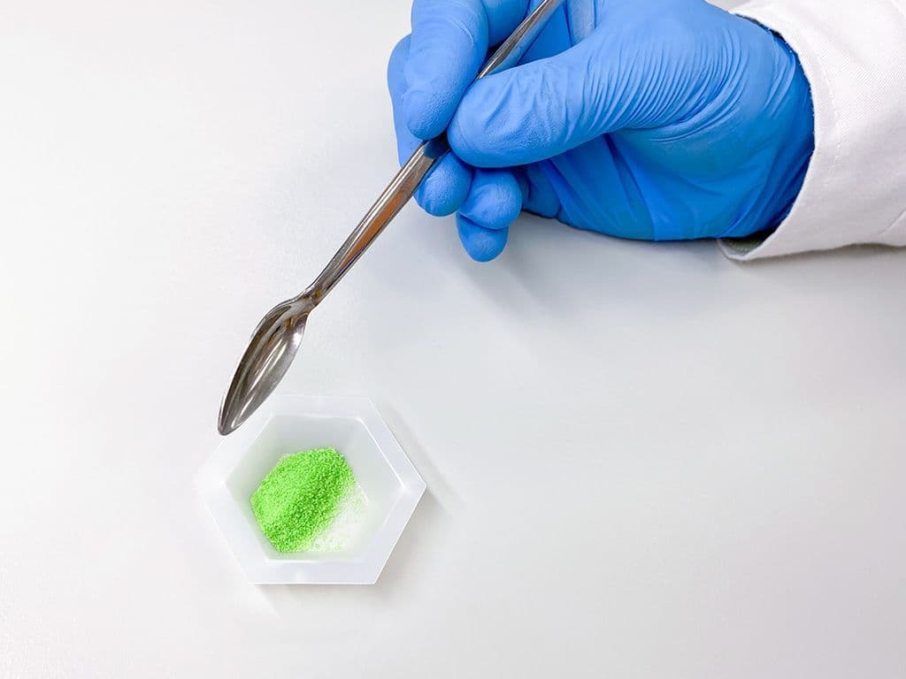 We zijn op zoek naar een term uit de chemie. Namelijk een stof die de snelheid van een bepaalde chemische reactie beïnvloedt zonder zelf verbruikt te worden. De term wordt ook gebruikt om iets aan te duiden dat een bepaald proces of het verloop van gebeurtenissen bevordert of wijzigt.