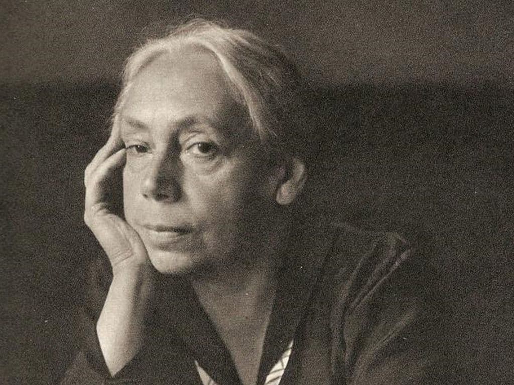Deze Duitse kunstenares begon in de oorlogsjaren te beeldhouwen. In april 1915 begon ze aan de uitwerking van de eerste plannen voor een gedenksteen voor het graf van haar zoon, Peter, die nabij Diksmuide sneuvelde. Na vele jaren en verschillende schetsen van ontwerpen kwam als gedenksteen uiteindelijk het 'Treurende Ouderpaar' tot stand, dat u hier op de foto ziet. Welke kunstenares zoeken wij?