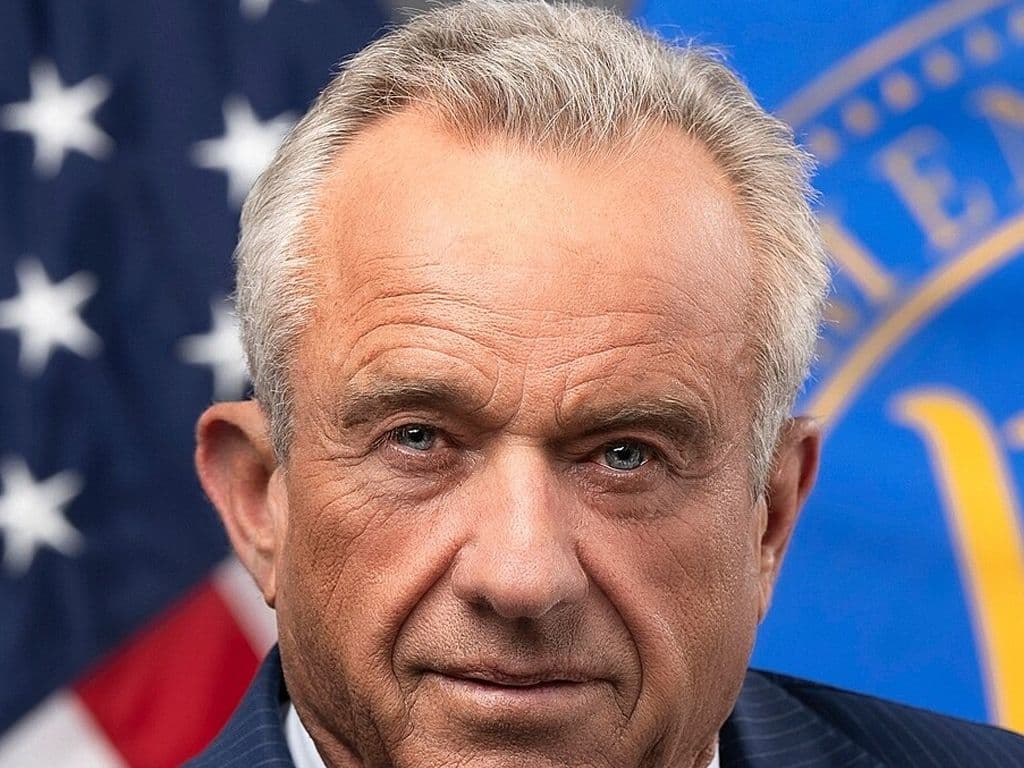 Deze Amerikaanse minister van Volksgezondheid wordt vaak omschreven als een antivaxxer en staat bekend om zijn omstreden uitspraken over vaccins. Zijn schorre stemgeluid valt ook meteen op. Wie zien we hier?