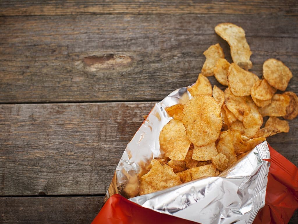 Dit bedrijf gaat er prat op chips te maken van natuurlijke producten. De chips worden
gebakken in koud geperste en enkelvoudige, saffloer- zonnebloem canola-olie. Dat moet dus
wel wat duurder zijn. Ze hebben ook enkele speciale smaken. Hoe heet dit Amerikaanse merk
dat je tegenwoordig ook bij ons terug vindt in de supermarkt?