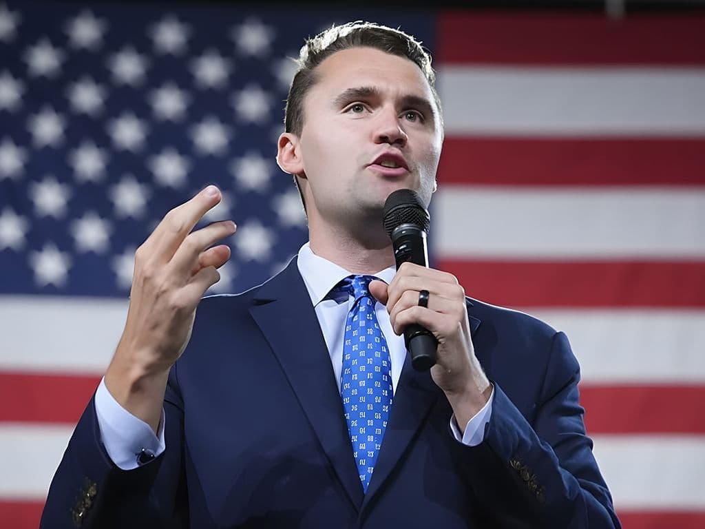 Welke Amerikaans activist en oprichter van Turning Point USA (TPUSA), een organisatie die zich ticht op het bevorderen van conservatieve waarden onder jongeren, werd op 10 september van 2025 vermoord. Hij werd gezien als een prominente figuur binnen de Amerikaanse rechtse beweging en stond bekend om zijn uigesproken steun voor het conservatieve beleid van president Donald Trump. Wie zoeken we hier? Naam en voornaam graag.