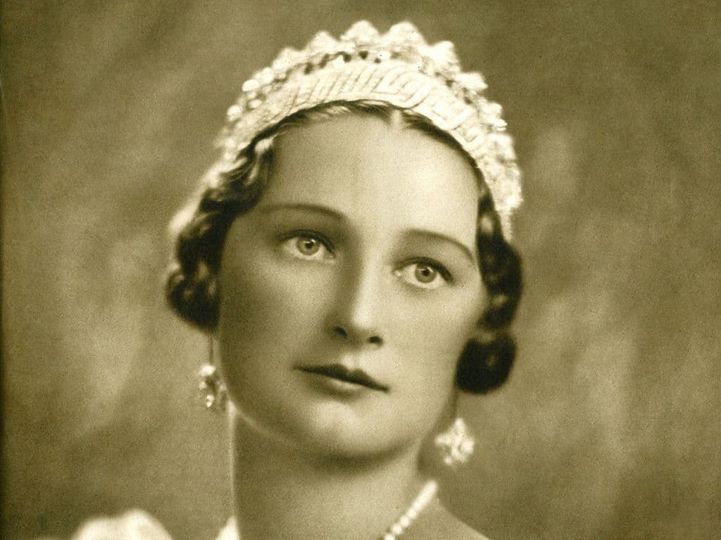 Welke koningin stond bekend onder de bijnaam “de fee van de fjorden”? Deze bijnaam verwijst naar haar Scandinavische afkomst en haar grote populariteit bij het volk.